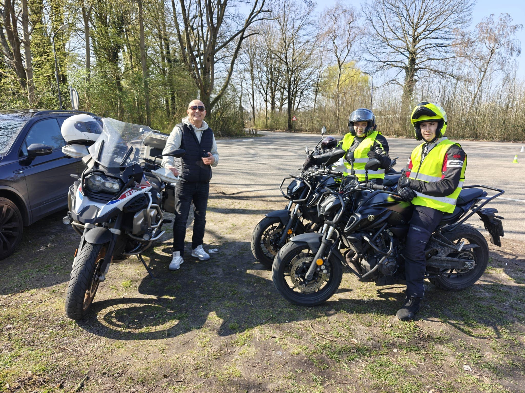 Motorrijles met meerdere leerlingen op een oefenterrein